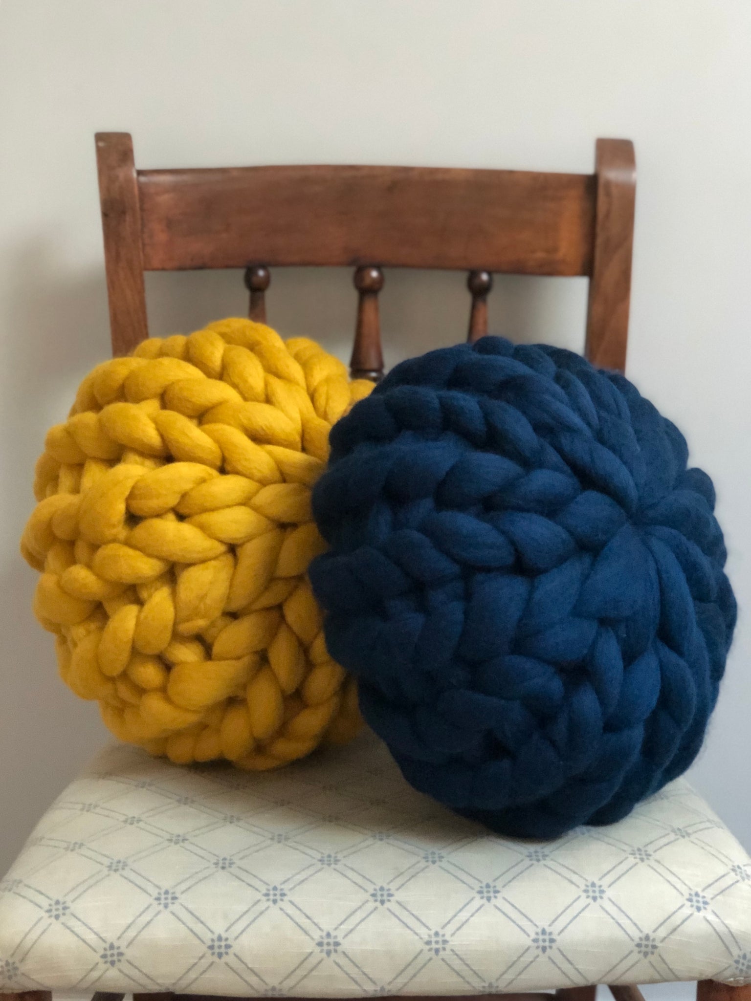 Round knitted cushion sale